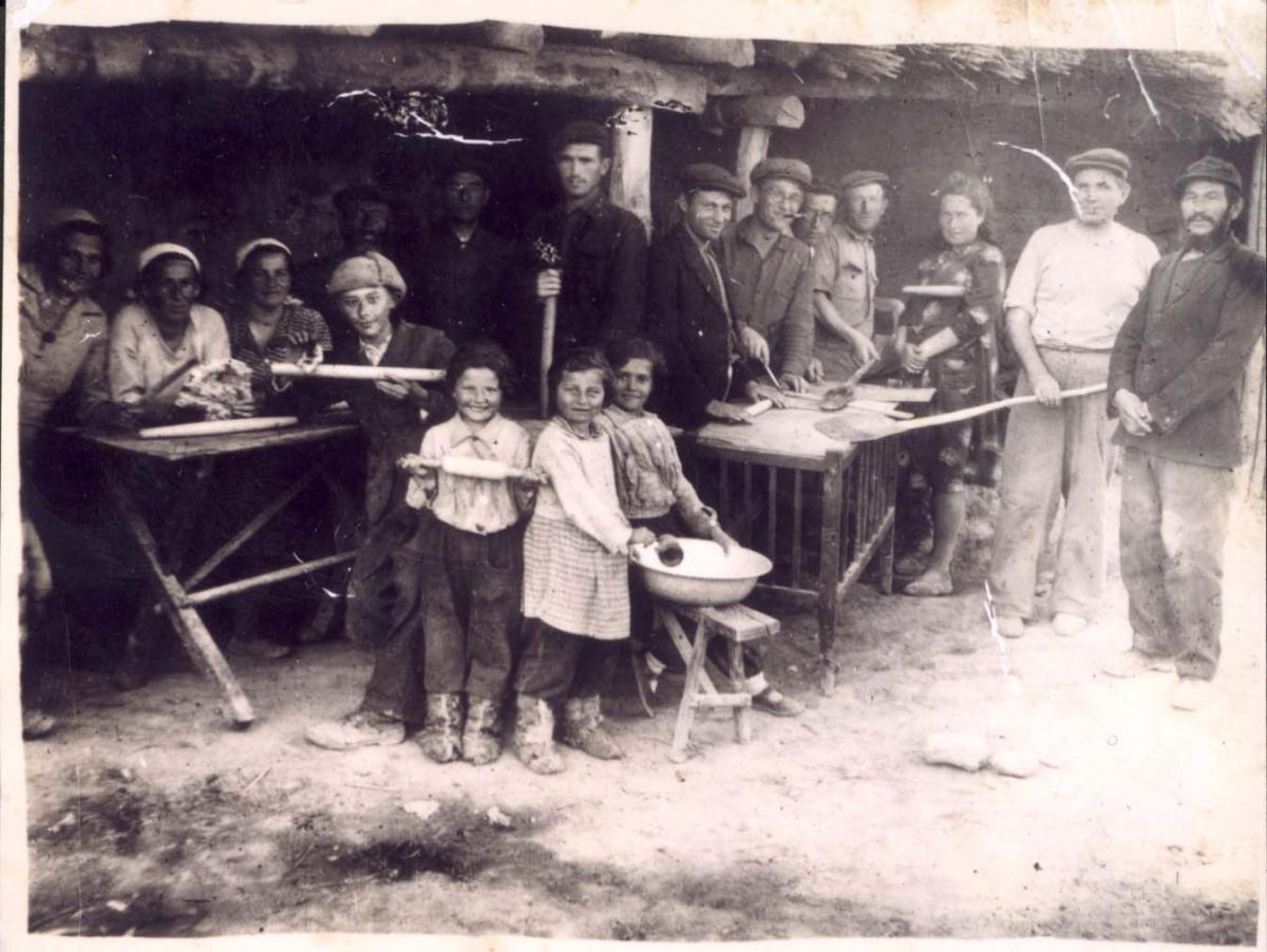 יהודים שברחו מפולין לרוסיה מכינים מצות לפסח, 1943